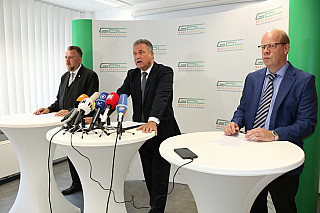 Der geschäftsführende GDL-Vorstand in der heutigen Pressekonferenz zu den Ergebnissen der Urabstimmung und zur Ankündigung der Arbeitskämpfe, v. l. stellvertretender Bundesvorsitzender Norbert Quitter, Bundesvorsitzender Claus Weselsky und stellvertretender Bundesvorsitzender Lutz Schreiber. --- Foto:  Gerda Seibert