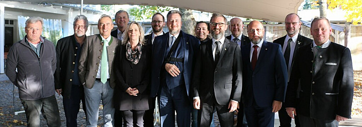 Neuer Vorstand des Bezirks Bayern mit dem stellvertretenden Bundesvorsitzenden Norbert Quitter (Mitte); (v. l.) Seniorenvertreter Alexander Simon, Bezirkskassierer Ludwig Bachhuber, Beisitzer Nahverkehr Erich Eckmair, Schriftführer Wolfgang Gräubig, Beisitzerin Zugbegleitdienst Diana Grieß, 2. Stellvertretender Erik Großmann, Beisitzerin Infrastruktur Claudia Vierthaler Bezirksvorsitzender Uwe Böhm Beisitzer Güterverkehr Uwe Ullrich, 1. Stellvertretender Bezirksvorsitzender Bernd Seubert, stellvertretender Bezirkskassierer Peter Langhammer und Beisitzer Fernverkehr Heiko Sann --- Foto:  Gerda Seibert