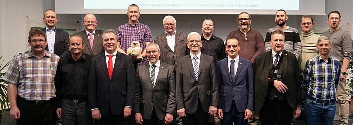 Vorstand und Kassierer des Bezirks Süd-West mit dem Bundesvorsitzenden Claus Weselsky und seinem Stellvertreter Norbert Quitter (v. l.): Beisitzer Cargo Andreas Krüger, Beisitzer Beamte/Kassenprüfer Stefan Mühlberger, Beisitzer Fernverkehr Andre Prätorius, Beisitzer Netz Jochen Kehrer, Claus Weselsky, Beisitzer Regio Marko Berkhahn, stellvertretender Bezirksvorsitzender Jens-Peter Lück, Bezirksseniorenvertreter Roland Schaub, Bezirksvorsitzender Lutz Dächert, Schriftführer Marco Schönfelder, stellvertretender Bezirksvorsitzender Danny Grosshans, Beisitzer Wettbewerbsbahnen Marcus Grün, Norbert Quitter, 2. Bezirkskassierer/stellvertretender Schriftführer Sebastian Klein, Kassenprüfer Waldemar Riehl, Bezirkskassierer Silvio Gleitsmann, Kassenprüfer Stefan Gaadt --- Foto:  GDL