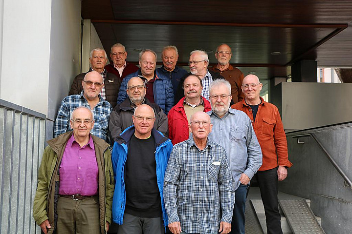 1.  Reihe von links nach rechts: Norbert Dönges (OG Friedberg), Helmut Müller (OG Gießen), Edwin Lutter (OG Mainz/Wisebaden)                                                                     2. Reihe von links nach rechts: Gottfried Jäcklein (OG Arnstadt), Peter Havasi (OG Bebra), Kurt Böttcher (OG Meiningen), Heinz Schüler (Bezirksseniorenvertreter), Karl Huber (stellv. Bezirksvorsitzender)                                                                                                   3. Reihe von links nach rechts: Helmut Schwerdt (OG Darmstadt), Jörg Schwettmann (OG Frankfurt), Rainer Bang (OG Hanau), Uwe Peißker (OG Gera), Hermann Schade (OG Bebra) und Hans-Jürgen Klauder (OG Saalfeld)