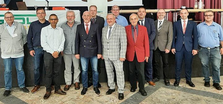 Neuer Bezirksvorstand (v. l.): Beisitzer Bundeseisenbahnvermögen Rainer Geis, Beisitzer Cargo Thomas Beck, Beisitzer Mitgliederwerbung/S-Bahn Sonil Kokokhail,	Seniorenvertreter Heinz Schüler, 1. stellvertretender Bezirksvorsitzender Karl de Andrade-Huber, Bezirkskassierer Sven Strecker, Bezirksvorsitzender Rudolf Schultheis, stellvertretender Bezirksschriftführer Klaus Steinbach, Bezirkskassierer Norbert Dönges, 2. stellvertretender Bezirksvorsitzender Marco Kraft, Bezirksschriftführer Alexander Engel, Beisitzer Fernverkehr/Tarifreferent Lars Wachsmuth und Beisitzer NE-Bahn Dirk Kümmerling --- Foto:  Gerda Seibert