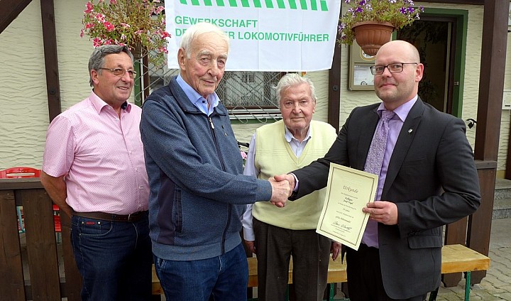 Der Ortsvorsitzende Michael Weberschock überreicht bei der Jubiläumsfeier zum 70jährigen Bestehen der Buchloer GDL Gründungsmitglied Josef Vogel die Ehrennadel und Urkunde zur 70jährigen Mitgliedschaft in der GDL.  V.l.n.r.: Ehrenvorsitzender Alois Stadler, Gründungsmitglied Josef Vogel, ehem. Vorsitzende Johann Kornfelder, Ortsvorsitzender Michael Weberschock.  