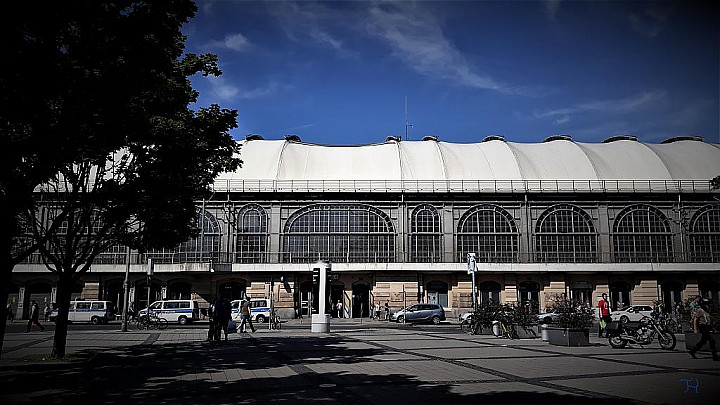 <span  style='color: red;'>"</span>